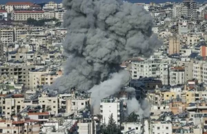 Guerra in Iran, pioggia di bombe su Teheran. Mojtaba Khamenei nuova Guida suprema Guerra in Iran bombardamenti su Teheran