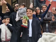 Sal Da Vinci a Napoli, grande festa nel suo quartiere: fan in piazza per il vincitore di Sanremo Sal Da Vinci festa Napoli Torretta fan