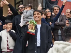 Sal Da Vinci a Napoli, grande festa nel suo quartiere: fan in piazza per il vincitore di Sanremo Sal Da Vinci festa Napoli Torretta fan