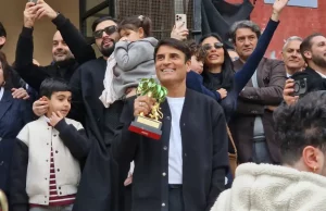 Sal Da Vinci a Napoli, grande festa nel suo quartiere: fan in piazza per il vincitore di Sanremo Sal Da Vinci festa Napoli Torretta fan