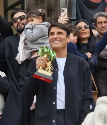 Sal Da Vinci a Napoli, grande festa nel suo quartiere: fan in piazza per il vincitore di Sanremo Sal Da Vinci festa Napoli Torretta fan