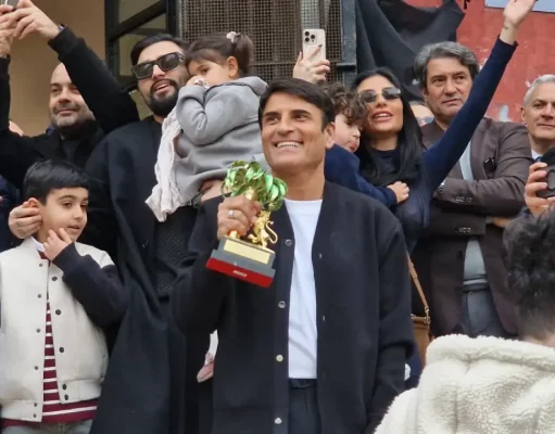 Sal Da Vinci a Napoli, grande festa nel suo quartiere: fan in piazza per il vincitore di Sanremo Sal Da Vinci festa Napoli Torretta fan