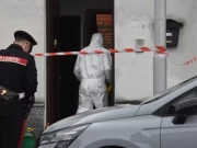 Fano, 21enne accoltella genitori e fratellino: due sono gravissimi carabinieri intervento notte Fano
