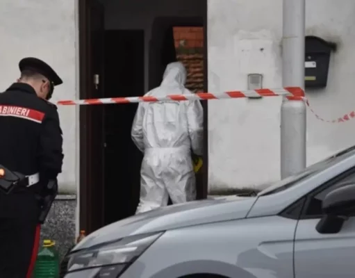 Fano, 21enne accoltella genitori e fratellino: due sono gravissimi carabinieri intervento notte Fano