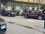 Rapina al Vomero, banditi barricati in banca con ostaggi: paura a Napoli carabinieri rapina Vomero banca Napoli
