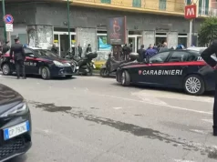 Rapina al Vomero, banditi barricati in banca con ostaggi: paura a Napoli carabinieri rapina Vomero banca Napoli