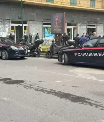 Rapina al Vomero, banditi barricati in banca con ostaggi: paura a Napoli carabinieri rapina Vomero banca Napoli