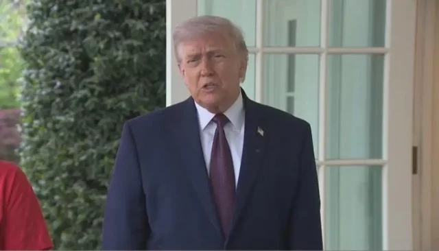 Donald Trump durante dichiarazioni ufficiali Donald Trump parla delle tensioni con il Papa