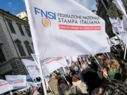 Giornalisti in sciopero il 16 aprile: contratto fermo da 10 anni, scontro con gli editori sciopero giornalisti Fnsi piazza bandiere