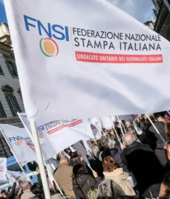 Giornalisti in sciopero il 16 aprile: contratto fermo da 10 anni, scontro con gli editori sciopero giornalisti Fnsi piazza bandiere