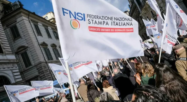 Giornalisti in piazza sciopero Fnsi sciopero giornalisti Fnsi piazza bandiere