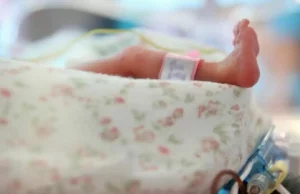 Roma, neonato tra droga e rifiuti in casa: arrestato il padre neonato in culla assistenza sanitaria