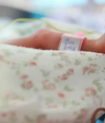 Roma, neonato tra droga e rifiuti in casa: arrestato il padre neonato in culla assistenza sanitaria