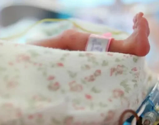 Roma, neonato tra droga e rifiuti in casa: arrestato il padre neonato in culla assistenza sanitaria