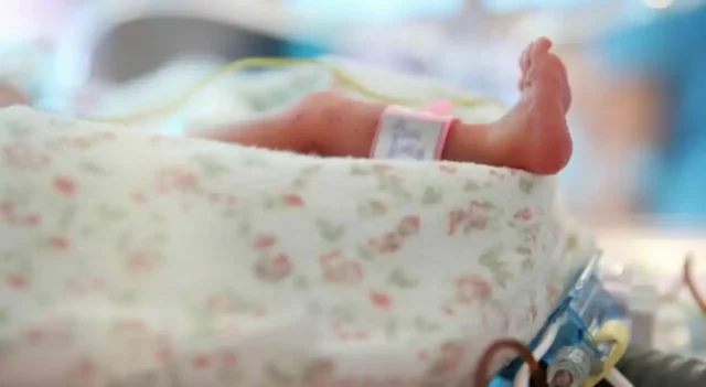 neonato in culla assistenza sanitaria