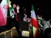 Accordo Usa-Iran, la tregua e il piano in 10 punti: si tratta per la pace protesta Iran guerra Usa tregua bandiere