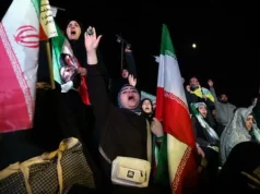 Accordo Usa-Iran, la tregua e il piano in 10 punti: si tratta per la pace protesta Iran guerra Usa tregua bandiere