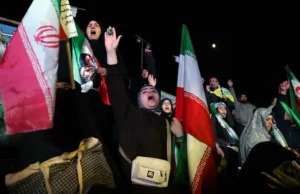 Accordo Usa-Iran, la tregua e il piano in 10 punti: si tratta per la pace protesta Iran guerra Usa tregua bandiere