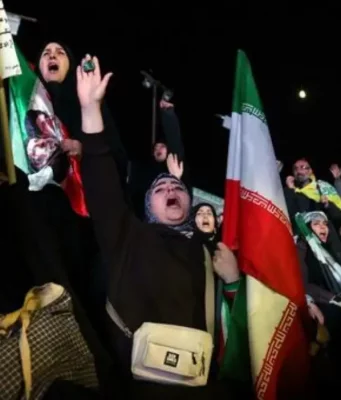Accordo Usa-Iran, la tregua e il piano in 10 punti: si tratta per la pace protesta Iran guerra Usa tregua bandiere