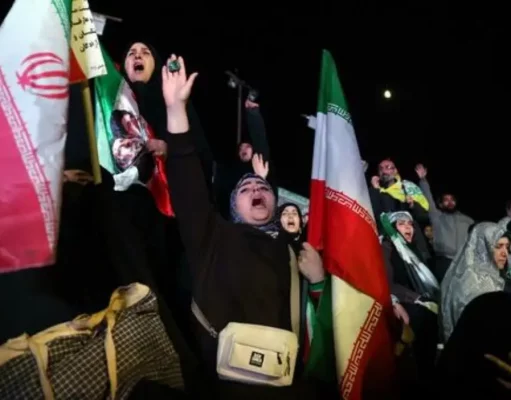 Accordo Usa-Iran, la tregua e il piano in 10 punti: si tratta per la pace protesta Iran guerra Usa tregua bandiere
