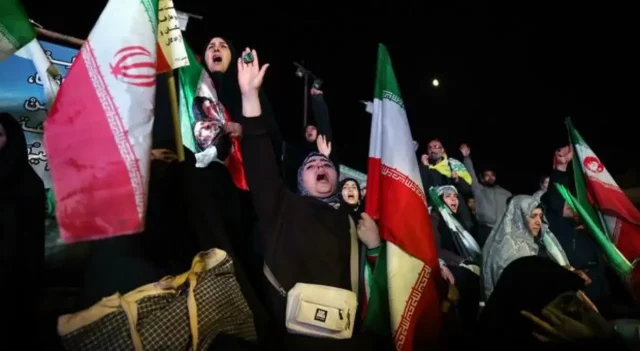 Protesta in Iran durante la tregua con gli Usa protesta Iran guerra Usa tregua bandiere