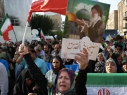 Iran-Usa, Trump: “Truppe schierate fino a vero accordo”. Hormuz chiuso, tensione sulla tregua Iran proteste bandiere guerra Usa