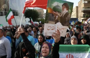 Iran-Usa, Trump: “Truppe schierate fino a vero accordo”. Hormuz chiuso, tensione sulla tregua Iran proteste bandiere guerra Usa