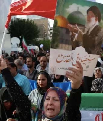 Iran-Usa, Trump: “Truppe schierate fino a vero accordo”. Hormuz chiuso, tensione sulla tregua Iran proteste bandiere guerra Usa