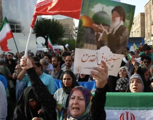 Iran-Usa, Trump: “Truppe schierate fino a vero accordo”. Hormuz chiuso, tensione sulla tregua Iran proteste bandiere guerra Usa