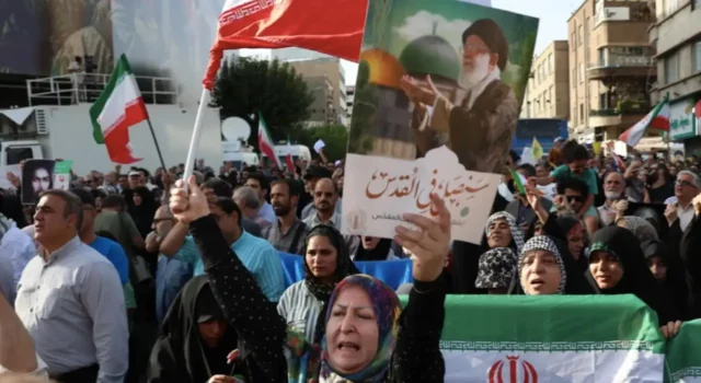 Iran proteste bandiere guerra Usa