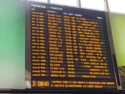 Guasto Alta Velocità Napoli-Roma: treni cancellati e ritardi fino a tre ore Tabellone con ritardi e cancellazioni treni Napoli Roma