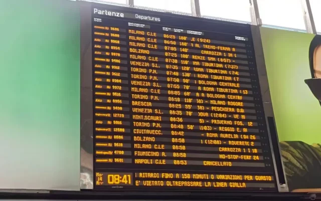 Tabellone partenze e arrivi in stazione ferroviaria Tabellone con ritardi e cancellazioni treni Napoli Roma