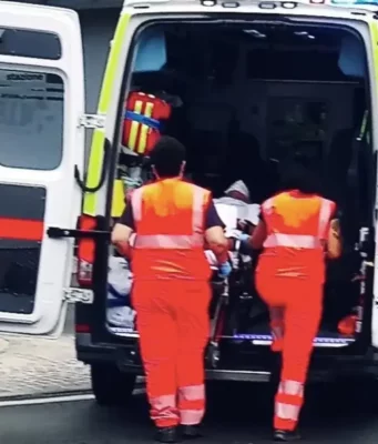 Catanzaro, si lancia dal balcone con i tre figli: morti una madre e due bambini, gravissima la terza tragedia Catanzaro soccorsi