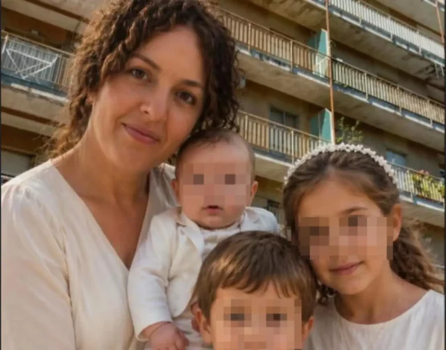 Anna Democrito con figli pixellati