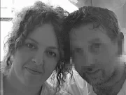 Anna Democrito, chi era la donna che si è lanciata dal balcone con i figli: il dramma davanti al marito Anna Democrito con marito foto pixellata