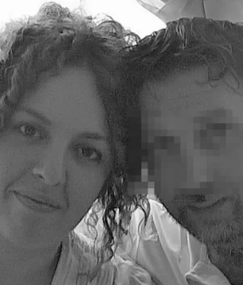 Anna Democrito, chi era la donna che si è lanciata dal balcone con i figli: il dramma davanti al marito Anna Democrito con marito foto pixellata