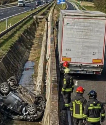Malore in autostrada, muore alla guida davanti alla moglie: tragedia sull’A1 auto ribaltata autostrada A1 incidente