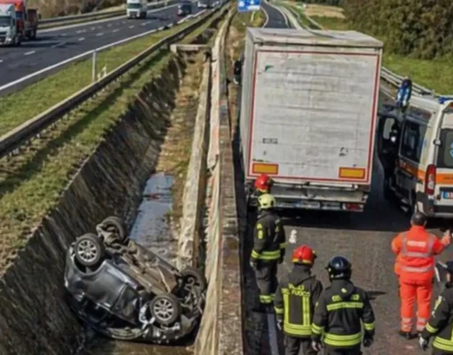 Malore in autostrada, muore alla guida davanti alla moglie: tragedia sull’A1 auto ribaltata autostrada A1 incidente