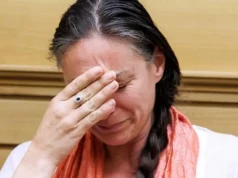 Famiglia nel bosco, perizia choc: «Genitori inadeguati». Il ritorno dei figli è lontano madre famiglia nel bosco