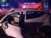 Barletta, tragico schianto tra auto: morti due giovani, cinque feriti incidente Barletta auto distrutte. vigili fuoco sul posto