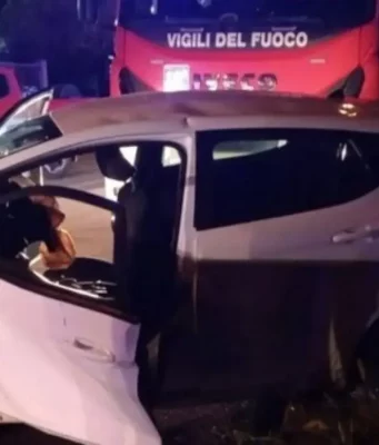 Barletta, tragico schianto tra auto: morti due giovani, cinque feriti incidente Barletta auto distrutte. vigili fuoco sul posto