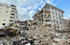 Giappone, terremoto 7.5 nel Nord: scatta l’allarme tsunami terremoto Giappone danni edifici