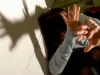 Napoli, fa violentare la madre disabile dall’amico e filma tutto: arrestati figlia e complice violenza Napoli donna disabile