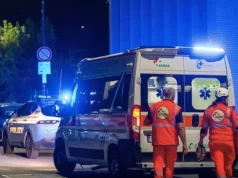 Napoli, agguato nella notte al lotto 6 a Ponticelli: morto un 51enne Ambulanza e polizia sul luogo dell’agguato a Ponticelli (Foto Ansa)