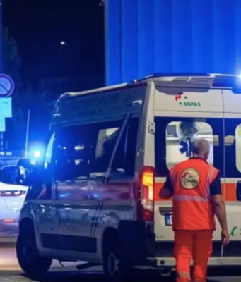 Napoli, agguato nella notte al lotto 6 a Ponticelli: morto un 51enne Ambulanza e polizia sul luogo dell’agguato a Ponticelli (Foto Ansa)