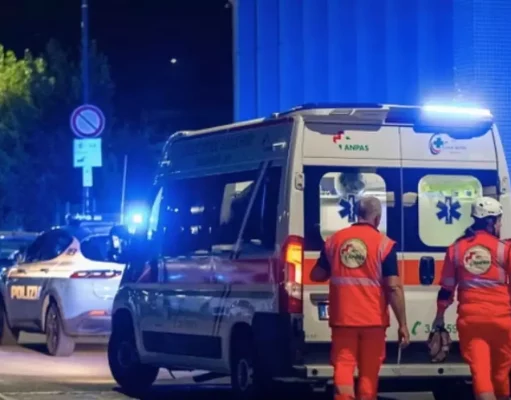 Napoli, agguato nella notte al lotto 6 a Ponticelli: morto un 51enne Ambulanza e polizia sul luogo dell’agguato a Ponticelli (Foto Ansa)
