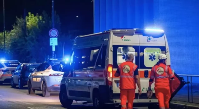 Ambulanza e polizia sul luogo dell’agguato a Ponticelli (Foto Ansa)