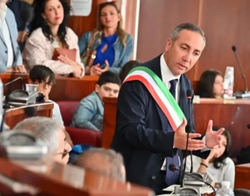 Quarto, minacce al sindaco dopo la demolizione del cementificio confiscato: «Ti metto dentro ai muri» Antonio Sabino sindaco di Quarto minacce social
