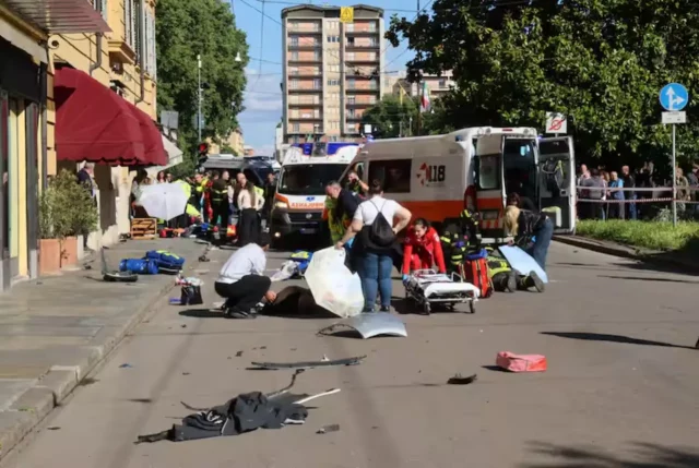 Soccorsi e forze dell’ordine dopo l’attacco a Modena