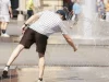 Caldo record sull’Italia, scatta l’allerta rossa in 4 città: “Arrivano notti tropicali” Caldo record con persone che si rinfrescano alle fontane pubbliche
